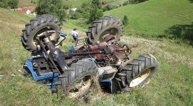 pevrácený traktor u Huslenek na Vsetínsku