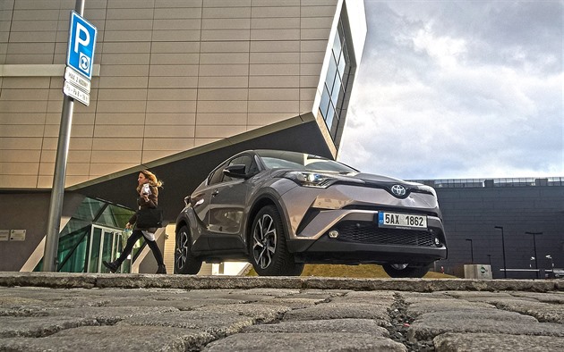 Neobvyklé tvary nové Toyoty C-HR budí emoce.