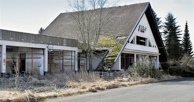 Kdysi vyhláený Agro Motel u Kasejovic na Plzesku u deset let chátrá. (9....