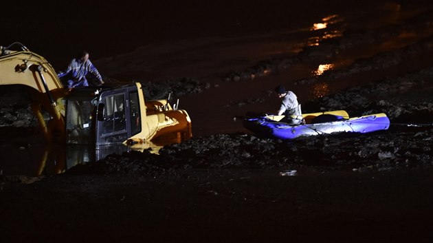 V bahn tpnického rybníka v Teli uvízl bagr. Jeho idii vysvobodili po...