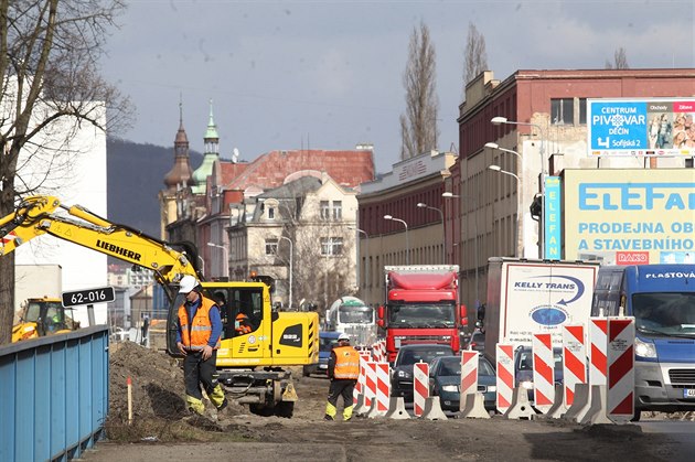 Kvli budování Vilsnické spojky se v Dín komplikuje doprava.