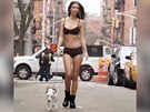 Americká modelka Emily Ratajkowski vení psa ve spodním prádle