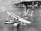 Sikorsky S-42 spolenosti Pan American World Airways letí nad rozestavným Bay...