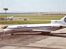 Boeing 727 spolenosti Pan Am na praské Ruzyni. Vzadu jsou dva Turbolety a...