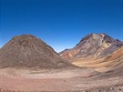 Msíní liduprázdná krajina cestou k vrcholu Nevado Chachani