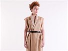 Kabát bez rukáv v barv velbloudí srsti od módní návrháky Magdy Vachunové...