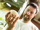 Oetovatel Petr Samek drí jedno z pokozených vajec, která v Krokodýlí zoo v...