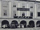 Hotel U erného orla v Teli na dobové fotografii.