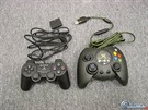 Vlevo ovlada k PlayStation 2, vpravo k Xboxu