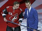 Radim Vrbata (vlevo) z Arizony dostal ped soubojem se St. Louis  od generální...