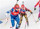 Gabriela Koukalová (vlevo) stíhá norskou biatlonistku Tiril Eckhoffovou, která...