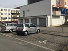 Parkovit v Rybov ulici v Hradci Králové - bná stání jsou tém plná,...