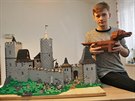Daniel Soviar s modelem fiktivního hradu a rozpracovaným modelem jezevíka