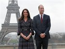 Princ William a vévodkyn Kate na námstí Trocadero s Eiffelovkou v pozadí...