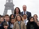 Princ William a vévodkyn Kate se koláky na námstí Trocadero s Eiffelovkou v...