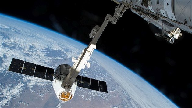 Zásobovací loď SpaceX Dragon u Mezinárodní vesmírné stanice (ilustrační foto) Zásobovací loď SpaceX Dragon u Mezinárodní vesmírné stanice (ilustrační foto)