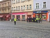 Policisté se na kiovatce ulic Nuselské a Táborské uí ídit dopravu run.