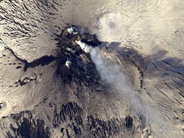 KOUÍCÍ ETNA. Letecká fotografie ukazuje, jak stoupá kou ze sicilského vulkánu...