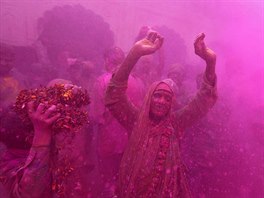 Tradiním svátkem barev Indové oslavují píchod jara.