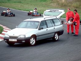 1986: Opel pedstavuje model Omega (na snímku), o dva roky pozdji velmi...