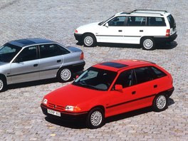 1991: Automobilka poprvé vyjídí s modelem Astra (na snímku vechny ti verze),...