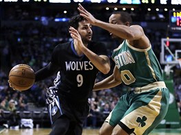 Ricky Rubio (vlevo) z Minnesoty obchází Averyho Bradleyho z Bostonu.