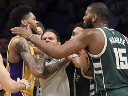 Greg Monroe (vpravo) z Milwaukee a Brandon Ingram z LA Lakers mezi úastníky...