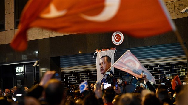 Demonstrantm v Rotterdamu se nelbil zsah nizozemskch ad proti tureckm politikm. (11.3. 2017)