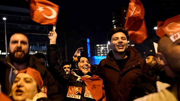 Demonstrantm v Rotterdamu se nelbil zsah nizozemskch ad proti tureckm politikm. (11.3. 2017)