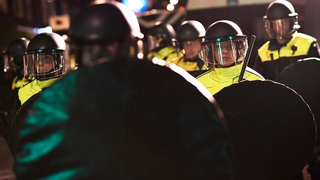 Demonstrantm v Rotterdamu se nelbil zsah nizozemskch ad proti tureckm politikm. (11.3. 2017)