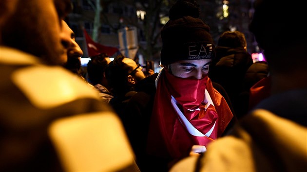 Demonstrantm v Rotterdamu se nelbil zsah nizozemskch ad proti tureckm politikm. (11.3. 2017)