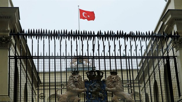 Tureck vlajka nad nizozemskm konzultem v Istanbulu. (12.3. 2017)