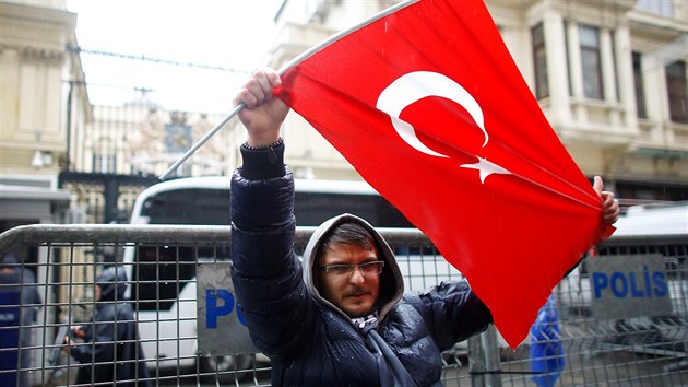 Demonstrant u nizozemskho konzultu v Istanbulu. (12.3. 2017)