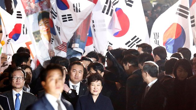 Sesazen jihokorejsk prezidentka Pak Kun-hje opustila prezidentsk palc. (12.3. 2017)