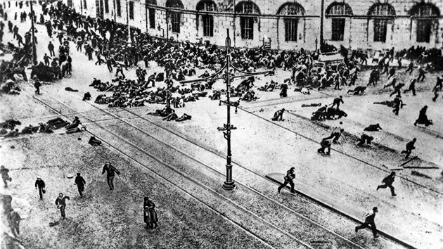 Scna z norov revoluce 1917 v ulicch Petrohradu