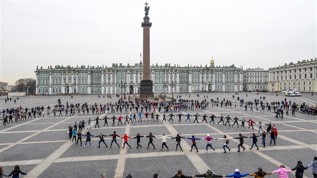 Obyvatel Petrohradu tan ped Zimnm palcem. (11. bezna 2017)