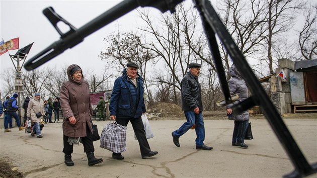 Checkpoint proruskch separatist u vesnice Luhanska na vchod Ukrajiny (7. bezna 2017)