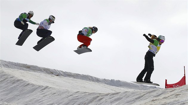Zvod snowboardcrossaek na mistrovstv svta. Druh zleva je Vendula Hopjakov.
