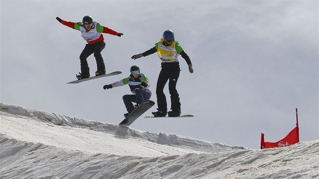 Zvod snowboardcrossaek na svtovm ampiontu. Zleva: Maisie Potterov (Velk Britnie), Kateina Louthanov (esk republika) a Julia Laptevov (Rusko).