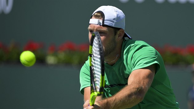 Americk tenista Jack Sock v souboji s Rogerem Federerem.