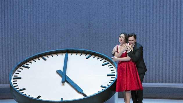 Sonja Joneva jako Violetta Valry a Michael Fabiano jako Alfredo ve Verdiho La traviat v Metropolitn opee