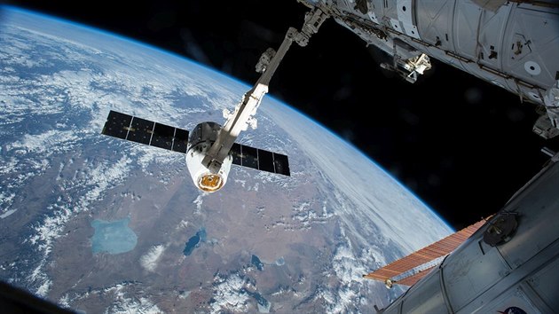 Zásobovací lo SpaceX Dragon u Mezinárodní vesmírné stanice (ilustraní foto)