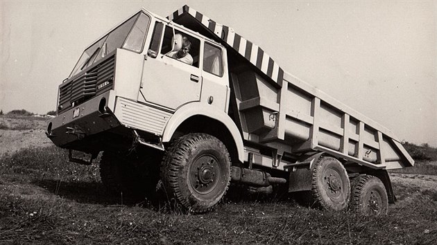 Prototyp jednostrannho sklpe Tatra 813 6x6