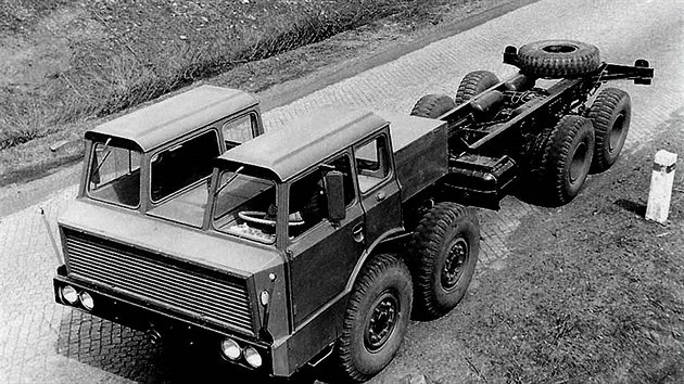 Prototyp Tatry 813 8x8 s dlenou kabinou. S takto eenmi vozidly se potalo jako s nosii taktickch balistickch stel, do sriovho stadia tato verze dovedena nebyla.