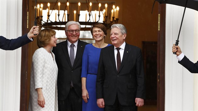 Steinmeier v nedli pevzal prezidentsk ad na berlnskm zmku Bellevue, kter je sdlem hlavy sttu (19. bezna 2017)