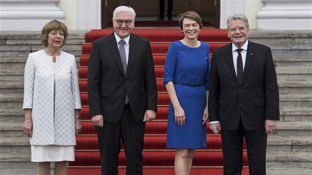 Steinmeier v nedli pevzal prezidentsk ad na berlnskm zmku Bellevue, kter je sdlem hlavy sttu (19. bezna 2017)