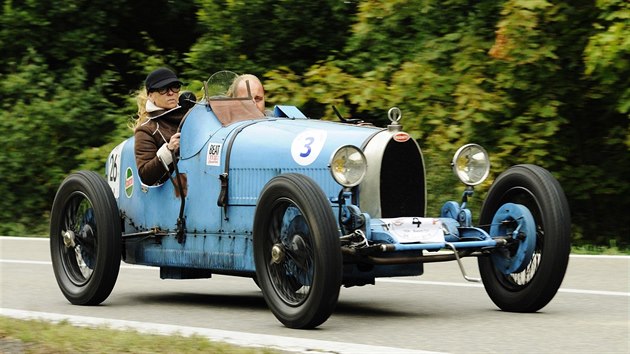 Dnenho obnovenho zvodu z Brna do Sobeic se s Bugatti T37 pravideln astn manel Profeldovi.