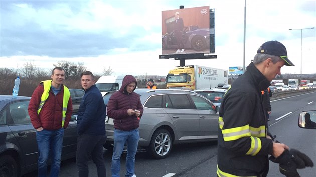 Nehoda deseti aut pobl obchodnho centra Europark zablokovala provoz na trboholsk radile (10. nora 2017).