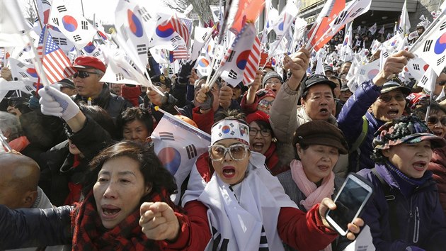 Jihokorejsk stavn soud zbavil moci prezidentku Pak Kun-hje. Jedni slavili, druz protestovali (10. bezen 2017).