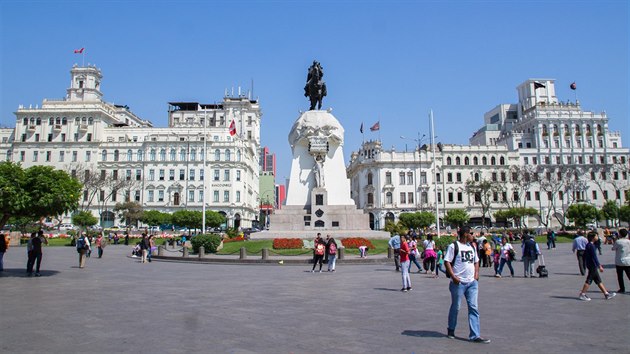 Generl San Martn, osvoboditel veho mezi Buenos Aires, Limou a Santiagem de Chile. Jeho pomnk v centru Limy